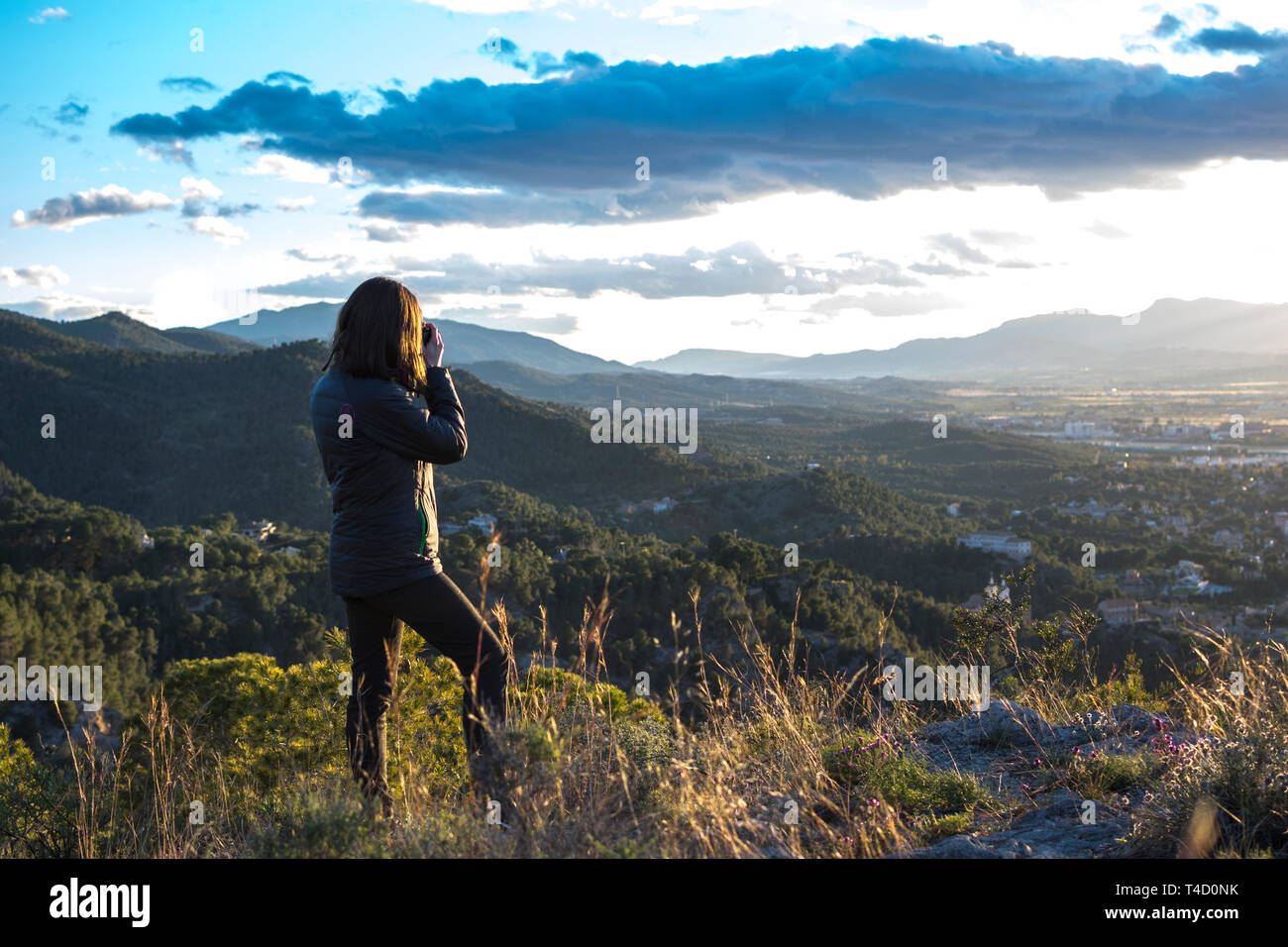 Fröhliche Junge Frau wandern und die Bilder mit Ihrem Reflex Stockfoto