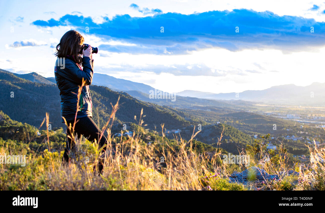 Murcia, Spanien am 9. April 2019. Junge Fotografin Frau wandern und die Bilder, Fotos mit Spiegelreflexkamera der Landschaft. Spanisch, Latein Fotografen. Stockfoto