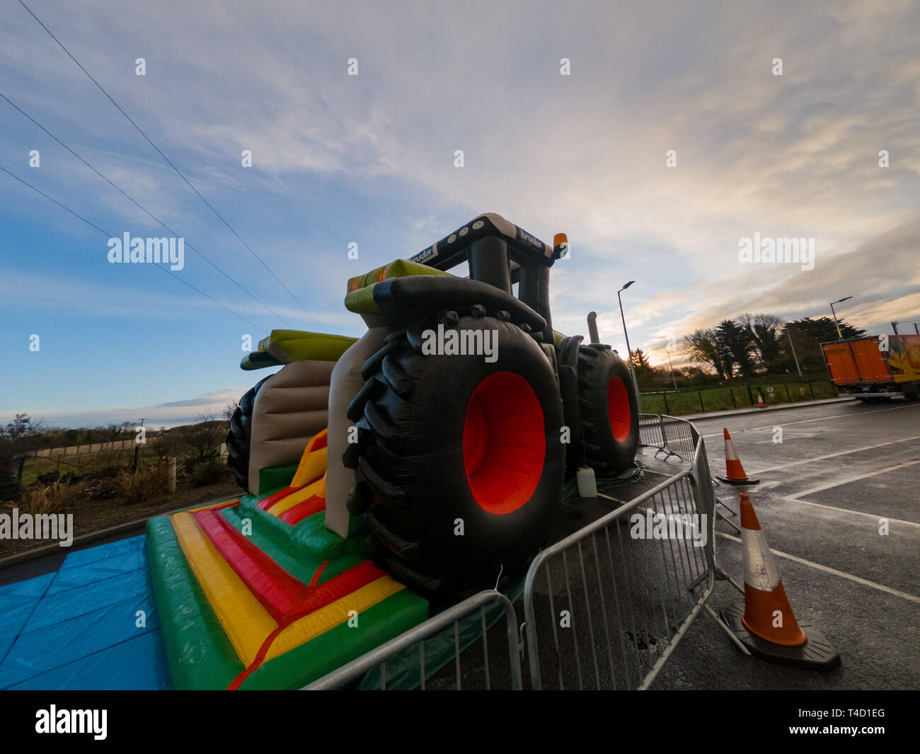 Dublin, 27.Oktober: Morgen Blick auf eine riesige Baustelle auto Form aufblasbare Spielzeug am 27.Oktober 2018 in Dublin, Irland Stockfoto