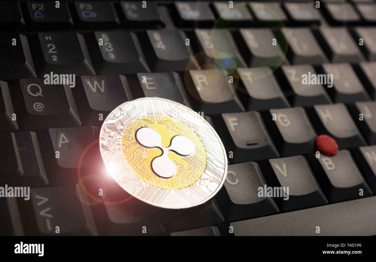 Golden Ripple XRP Münze auf eine schwarze Tastatur Stockfoto