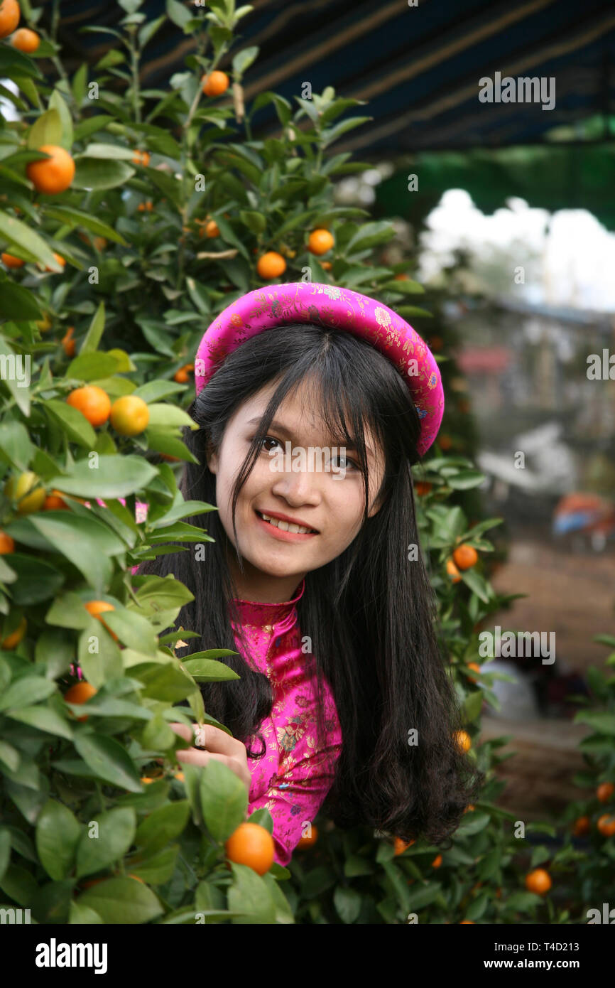 Mädchen neben kleinen Tangerine Garten Stockfoto