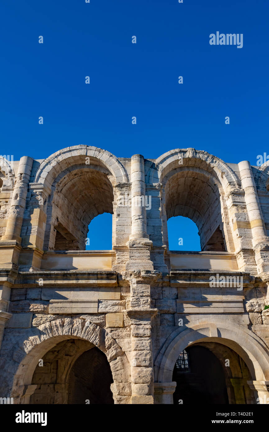 Das römische Amphitheater mit klarem Himmel in Arles, Provence Alpes Cote d'Azur in Frankreich. Stockfoto