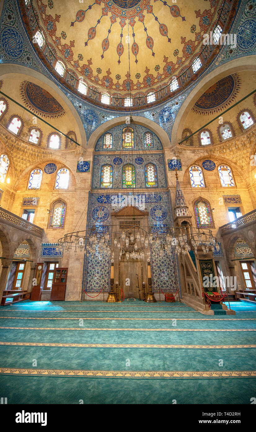 ISTANBUL, TÜRKEI. Das Innere der Sokullu Mehmet Pasha Moschee, die 1578 von Mimar Sinan erbaut wurde. Im alten Stadtzentrum. Stockfoto