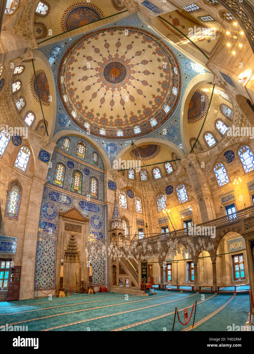 ISTANBUL, TÜRKEI. Das Innere der Sokullu Mehmet Pasha Moschee, die 1578 von Mimar Sinan erbaut wurde. Im alten Stadtzentrum. Stockfoto