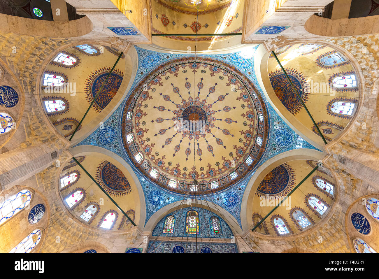 ISTANBUL, TÜRKEI. Das Innere der Sokullu Mehmet Pasha Moschee, die 1578 von Mimar Sinan erbaut wurde. Im alten Stadtzentrum. Stockfoto