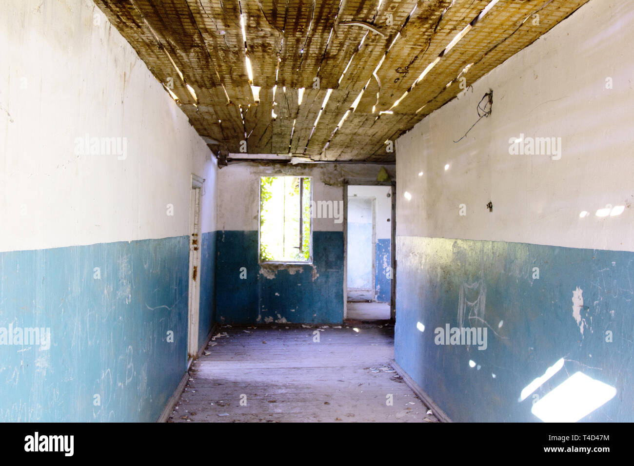 Leute links eigene Wohnung (wirtschaftlicher Zerrüttung, Einwanderung Problem). Das Zimmer war voll von Zerstörung und Verwüstung, verlassenes Haus, vergessene Dinge, Stockfoto