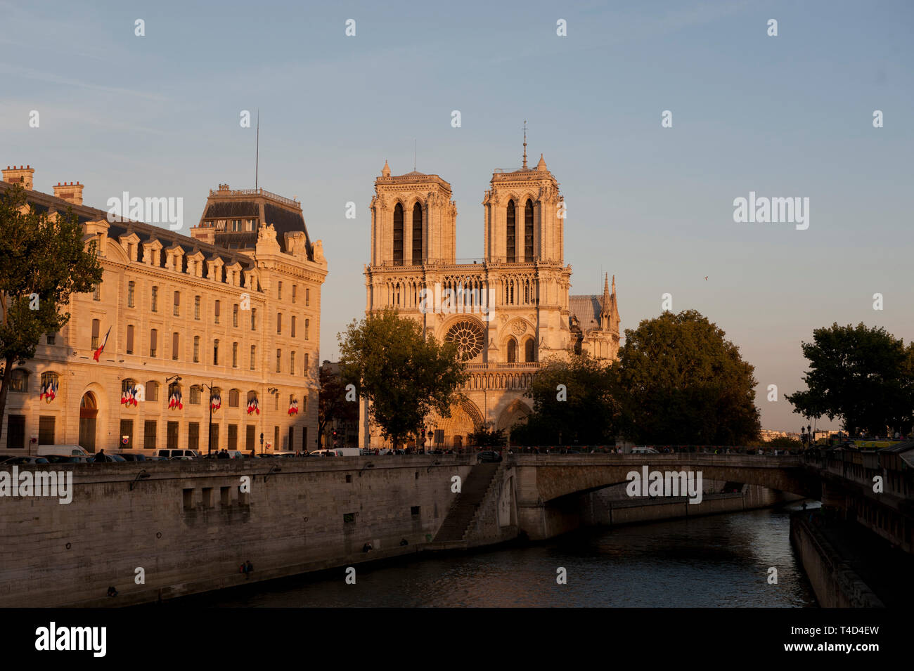 Paris Frankreich. Kathedrale Notre Dame auf der Île de la Cité im Herzen von Paris. September 2011 Notre Dame bedeutet "Unsere Liebe Frau von Paris), oft einfach als Notre-Dame genannt, ist eine mittelalterliche Kathedrale auf der Île de la Cité im 4. arrondissement von Paris, Frankreich. a] Die Kathedrale gilt als eine der schönsten Beispiele der französischen gotischen Architektur werden [. Seine innovative Nutzung der Rippe Vault und Flying buttress, seine enorme und bunten Rose windows und der Naturalismus und Fülle seiner skulpturalen Dekoration es abgesehen von der früheren romanischen Stil eingestellt. Die Kathedrale war. Stockfoto