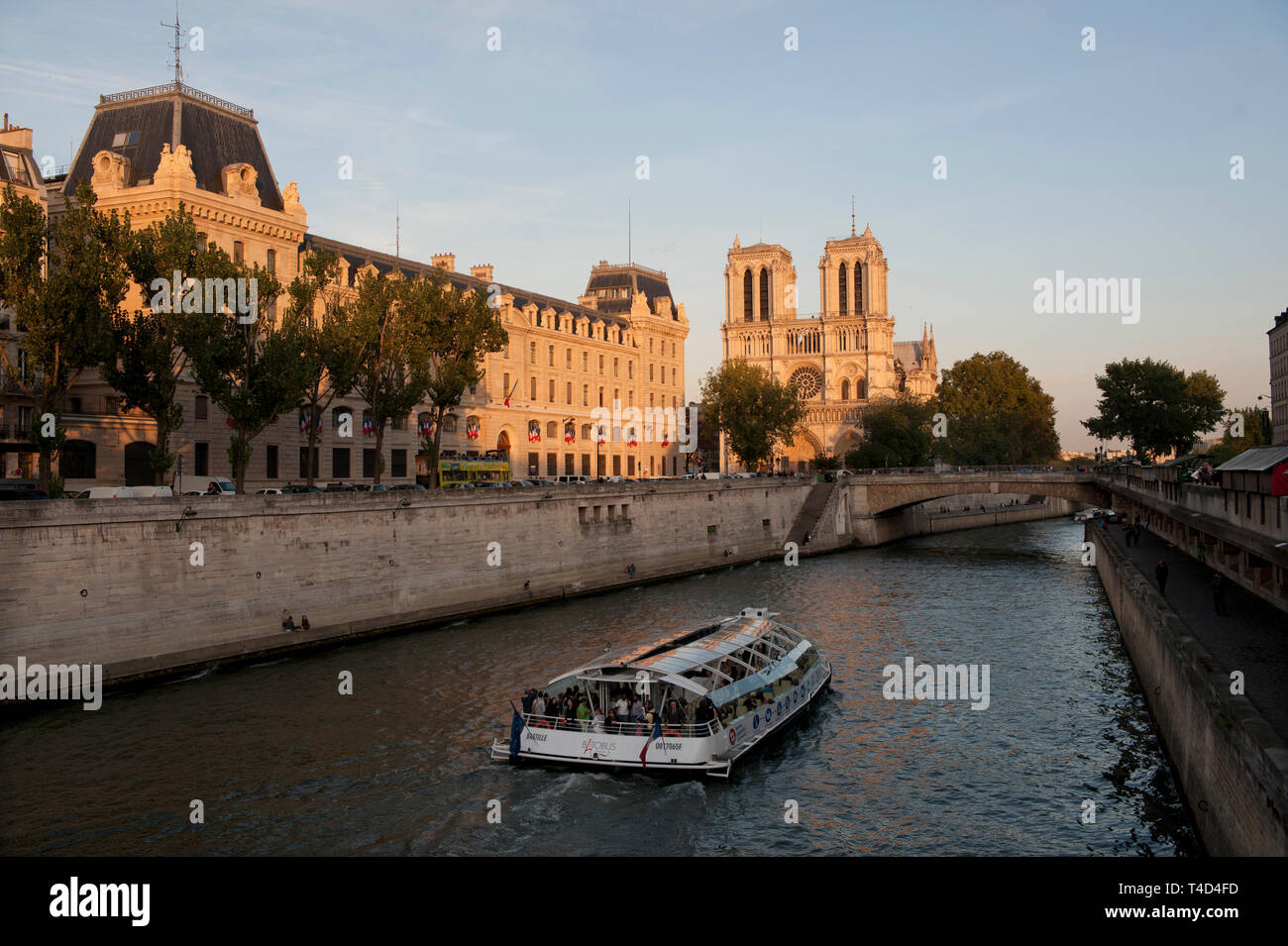 Paris Frankreich. Kathedrale Notre Dame auf der Île de la Cité im Herzen von Paris. September 2011 Notre Dame bedeutet "Unsere Liebe Frau von Paris), oft einfach als Notre-Dame genannt, ist eine mittelalterliche Kathedrale auf der Île de la Cité im 4. arrondissement von Paris, Frankreich. a] Die Kathedrale gilt als eine der schönsten Beispiele der französischen gotischen Architektur werden [. Seine innovative Nutzung der Rippe Vault und Flying buttress, seine enorme und bunten Rose windows und der Naturalismus und Fülle seiner skulpturalen Dekoration es abgesehen von der früheren romanischen Stil eingestellt. Die Kathedrale war. Stockfoto