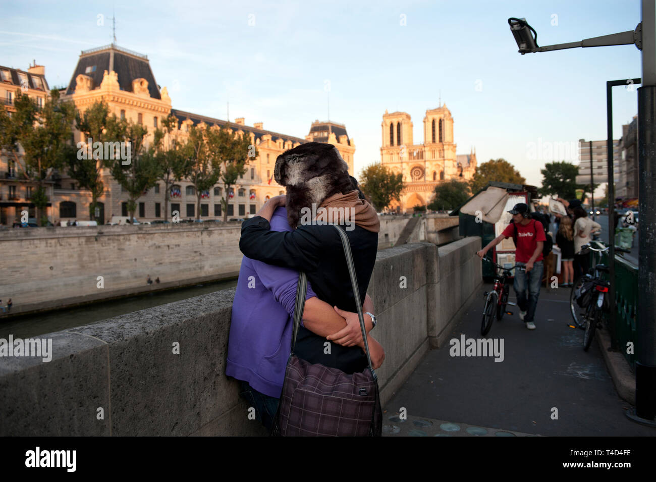 Paris Frankreich. Kathedrale Notre Dame auf der Île de la Cité im Herzen von Paris. September 2011 Notre Dame bedeutet "Unsere Liebe Frau von Paris), oft einfach als Notre-Dame genannt, ist eine mittelalterliche Kathedrale auf der Île de la Cité im 4. arrondissement von Paris, Frankreich. a] Die Kathedrale gilt als eine der schönsten Beispiele der französischen gotischen Architektur werden [. Seine innovative Nutzung der Rippe Vault und Flying buttress, seine enorme und bunten Rose windows und der Naturalismus und Fülle seiner skulpturalen Dekoration es abgesehen von der früheren romanischen Stil eingestellt. Die Kathedrale war. Stockfoto