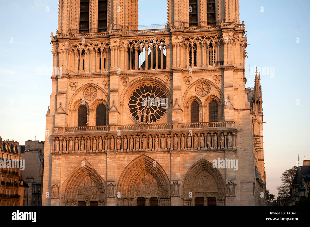 Paris Frankreich. Kathedrale Notre Dame auf der Île de la Cité im Herzen von Paris. September 2011 Notre Dame bedeutet "Unsere Liebe Frau von Paris), oft einfach als Notre-Dame genannt, ist eine mittelalterliche Kathedrale auf der Île de la Cité im 4. arrondissement von Paris, Frankreich. a] Die Kathedrale gilt als eine der schönsten Beispiele der französischen gotischen Architektur werden [. Seine innovative Nutzung der Rippe Vault und Flying buttress, seine enorme und bunten Rose windows und der Naturalismus und Fülle seiner skulpturalen Dekoration es abgesehen von der früheren romanischen Stil eingestellt. Die Kathedrale war. Stockfoto
