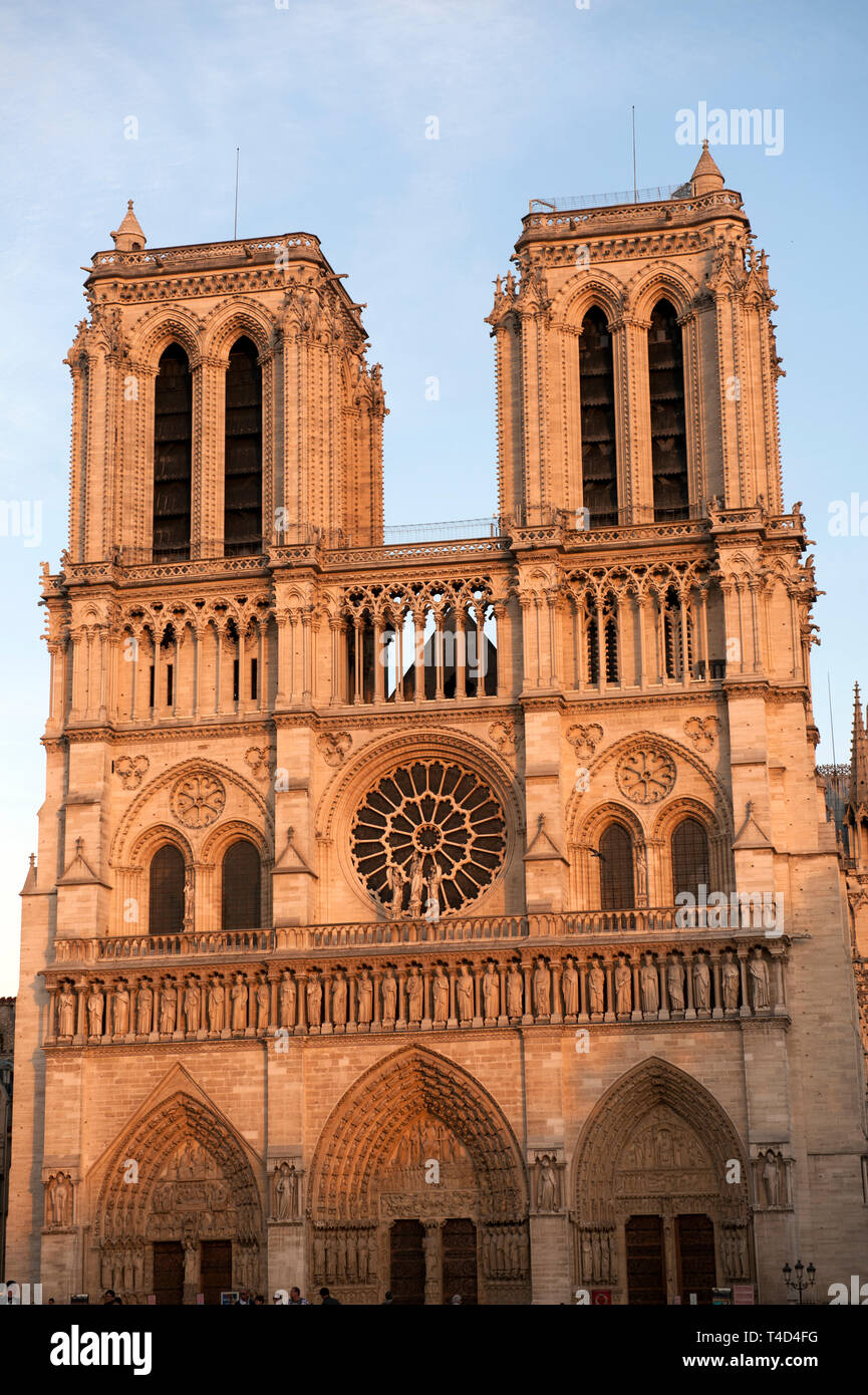 Paris Frankreich. Kathedrale Notre Dame auf der Île de la Cité im Herzen von Paris. September 2011 Notre Dame bedeutet "Unsere Liebe Frau von Paris), oft einfach als Notre-Dame genannt, ist eine mittelalterliche Kathedrale auf der Île de la Cité im 4. arrondissement von Paris, Frankreich. a] Die Kathedrale gilt als eine der schönsten Beispiele der französischen gotischen Architektur werden [. Seine innovative Nutzung der Rippe Vault und Flying buttress, seine enorme und bunten Rose windows und der Naturalismus und Fülle seiner skulpturalen Dekoration es abgesehen von der früheren romanischen Stil eingestellt. Die Kathedrale war. Stockfoto