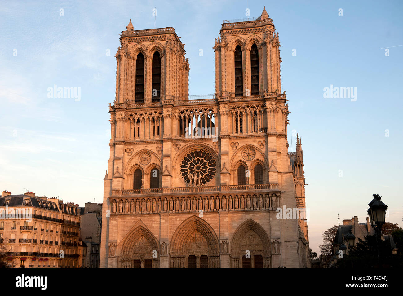 Paris Frankreich. Kathedrale Notre Dame auf der Île de la Cité im Herzen von Paris. September 2011 Notre Dame bedeutet "Unsere Liebe Frau von Paris), oft einfach als Notre-Dame genannt, ist eine mittelalterliche Kathedrale auf der Île de la Cité im 4. arrondissement von Paris, Frankreich. a] Die Kathedrale gilt als eine der schönsten Beispiele der französischen gotischen Architektur werden [. Seine innovative Nutzung der Rippe Vault und Flying buttress, seine enorme und bunten Rose windows und der Naturalismus und Fülle seiner skulpturalen Dekoration es abgesehen von der früheren romanischen Stil eingestellt. Die Kathedrale war. Stockfoto
