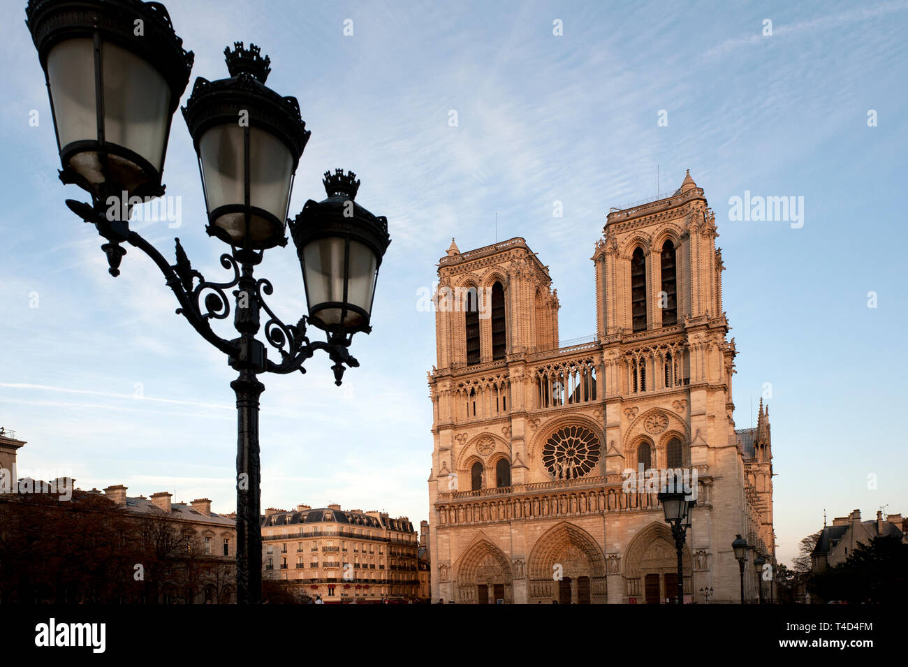 Paris Frankreich. Kathedrale Notre Dame auf der Île de la Cité im Herzen von Paris. September 2011 Notre Dame bedeutet "Unsere Liebe Frau von Paris), oft einfach als Notre-Dame genannt, ist eine mittelalterliche Kathedrale auf der Île de la Cité im 4. arrondissement von Paris, Frankreich. a] Die Kathedrale gilt als eine der schönsten Beispiele der französischen gotischen Architektur werden [. Seine innovative Nutzung der Rippe Vault und Flying buttress, seine enorme und bunten Rose windows und der Naturalismus und Fülle seiner skulpturalen Dekoration es abgesehen von der früheren romanischen Stil eingestellt. Die Kathedrale war. Stockfoto