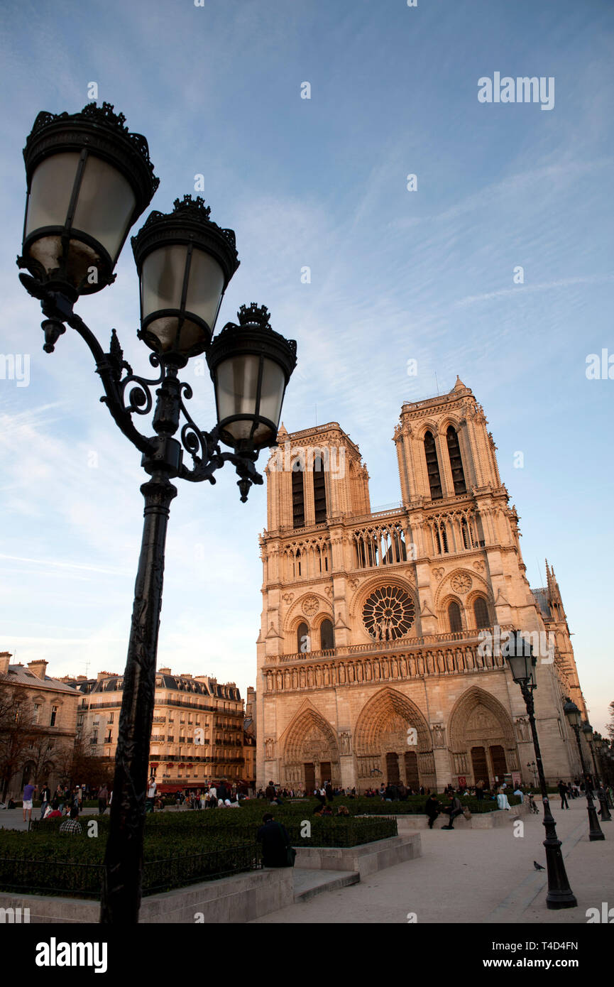 Paris Frankreich. Kathedrale Notre Dame auf der Île de la Cité im Herzen von Paris. September 2011 Notre Dame bedeutet "Unsere Liebe Frau von Paris), oft einfach als Notre-Dame genannt, ist eine mittelalterliche Kathedrale auf der Île de la Cité im 4. arrondissement von Paris, Frankreich. a] Die Kathedrale gilt als eine der schönsten Beispiele der französischen gotischen Architektur werden [. Seine innovative Nutzung der Rippe Vault und Flying buttress, seine enorme und bunten Rose windows und der Naturalismus und Fülle seiner skulpturalen Dekoration es abgesehen von der früheren romanischen Stil eingestellt. Die Kathedrale war. Stockfoto