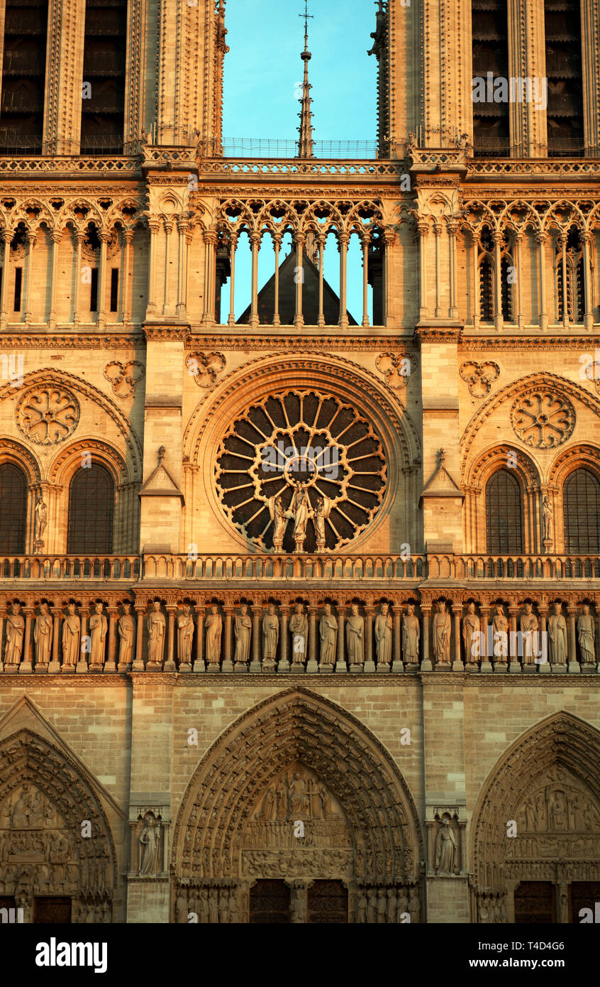 Paris Frankreich. Kathedrale Notre Dame auf der Île de la Cité im Herzen von Paris. September 2011 Notre Dame bedeutet "Unsere Liebe Frau von Paris), oft einfach als Notre-Dame genannt, ist eine mittelalterliche Kathedrale auf der Île de la Cité im 4. arrondissement von Paris, Frankreich. a] Die Kathedrale gilt als eine der schönsten Beispiele der französischen gotischen Architektur werden [. Seine innovative Nutzung der Rippe Vault und Flying buttress, seine enorme und bunten Rose windows und der Naturalismus und Fülle seiner skulpturalen Dekoration es abgesehen von der früheren romanischen Stil eingestellt. Die Kathedrale war. Stockfoto