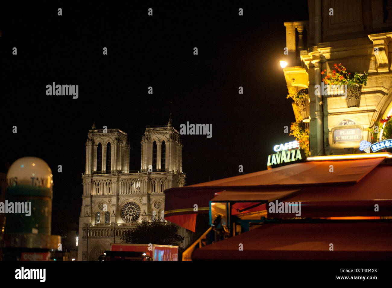 Paris Frankreich. Kathedrale Notre Dame auf der Île de la Cité im Herzen von Paris. September 2011 Notre Dame bedeutet "Unsere Liebe Frau von Paris), oft einfach als Notre-Dame genannt, ist eine mittelalterliche Kathedrale auf der Île de la Cité im 4. arrondissement von Paris, Frankreich. a] Die Kathedrale gilt als eine der schönsten Beispiele der französischen gotischen Architektur werden [. Seine innovative Nutzung der Rippe Vault und Flying buttress, seine enorme und bunten Rose windows und der Naturalismus und Fülle seiner skulpturalen Dekoration es abgesehen von der früheren romanischen Stil eingestellt. Die Kathedrale war. Stockfoto