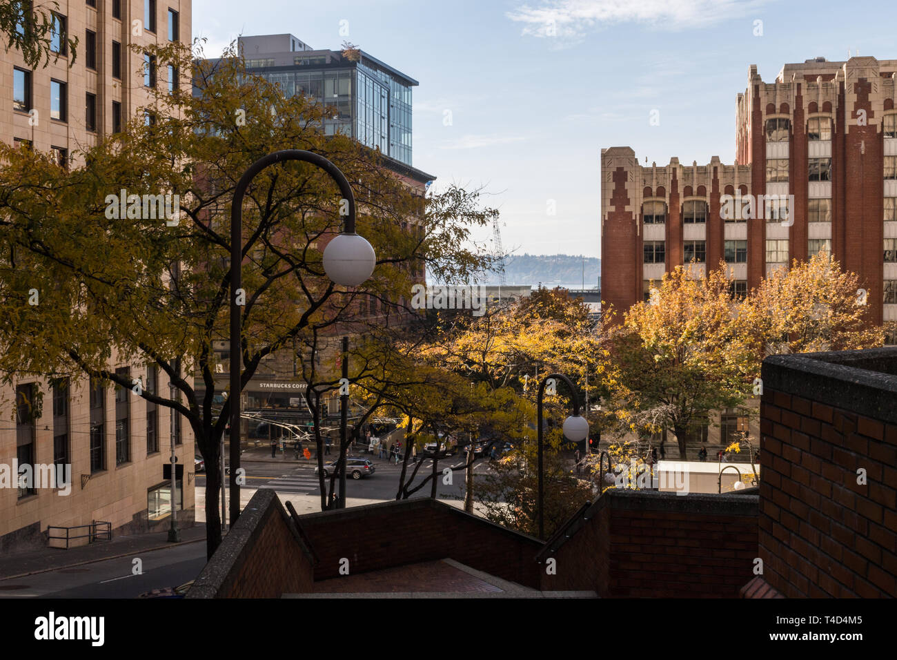 Eine Treppe hinunter zum Wasser im Finanzviertel von Seattle entfernt. Stockfoto