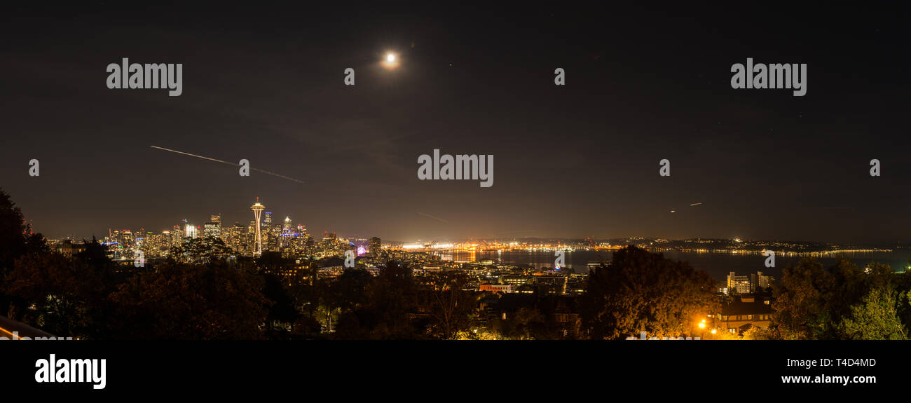 Panoramablick auf die Nacht Blick von der Elliott Bay und alle von Downtown Seattle Stockfoto