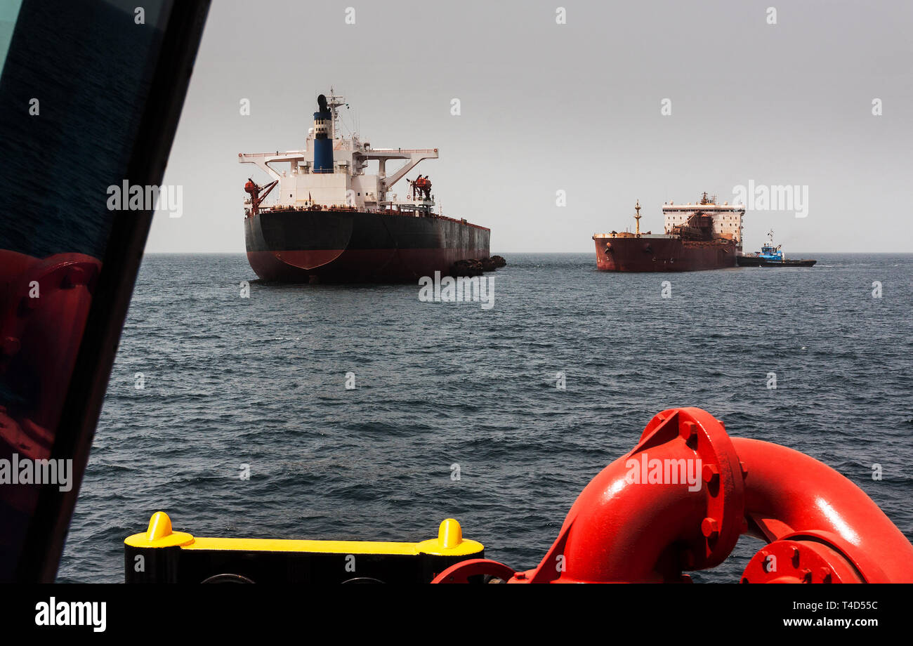 Port Operations für den Transport von Eisenerz. TGV transhipper Anreisen mit OGV Ozean Schiff auf See zu Liegeplatz und Geldbußen Erz zu entladen Stockfoto