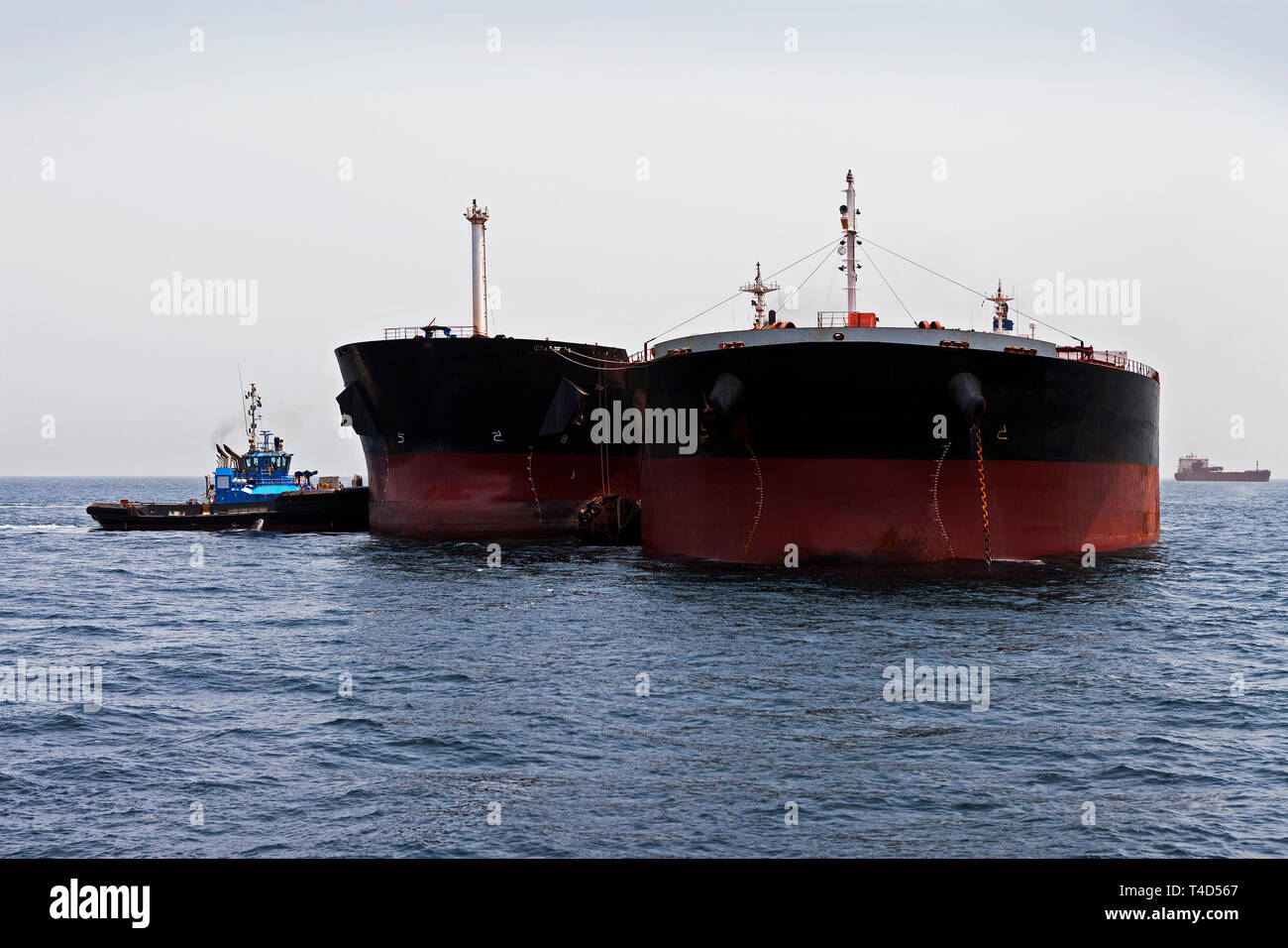 Operationen für den Transport von Eisenerz. Transhipper warten & unberthing von Ogv Ozean Schiff nach dem Entladen Geldbußen Erz auf See Stockfoto