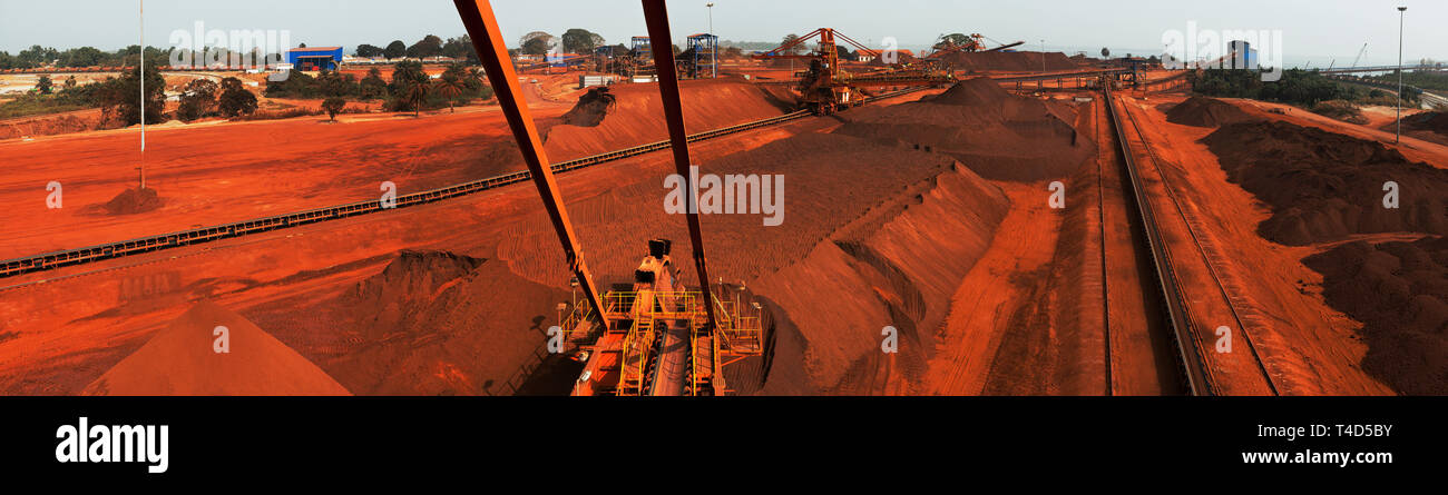 Port Operations für die Verwaltung und den Transport von Eisenerz. Schienenkopf & Bahn Dumper zu Lagerplatz & Neue dann Schmetterling Stapler bis Kreuzung Haus & Port links Stockfoto