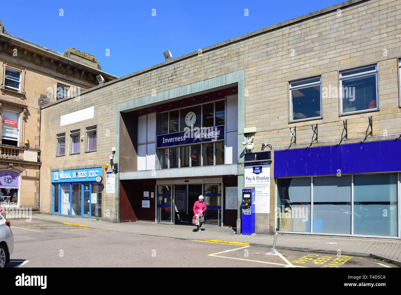 Eingang zum Bahnhof Inverness, Akademie Street, Inverness, Highland, Schottland, Vereinigtes Königreich Stockfoto