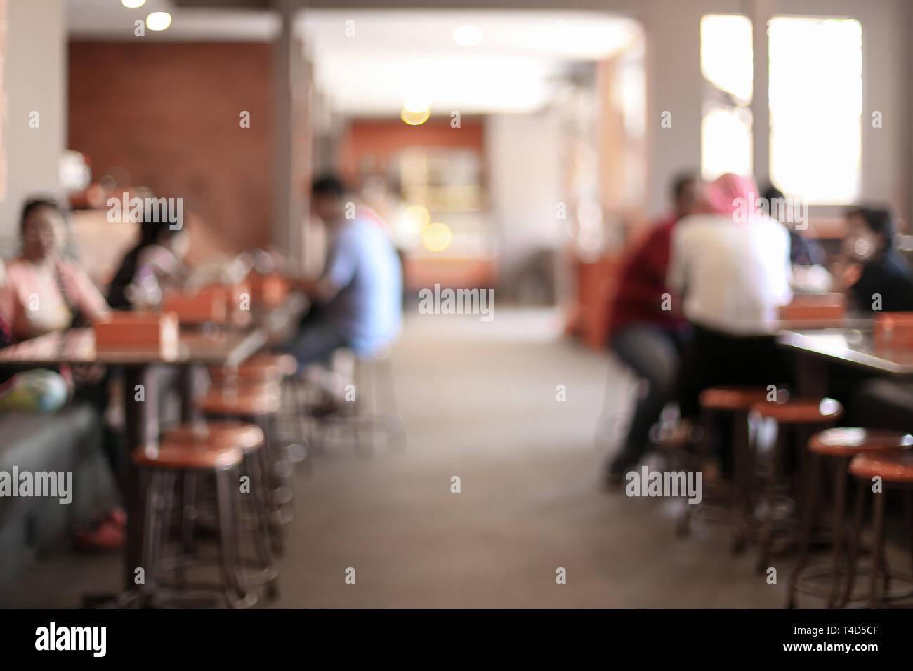 Unscharfer Hintergrund von Menschen Wer ist visitig Cafe. Morgen Konzept. Stockfoto