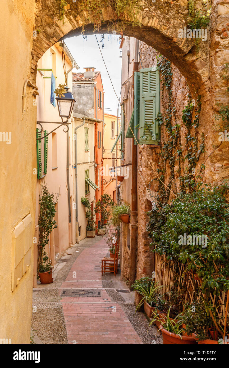 Frankreich, Alpes Maritimes, Menton, Gasse mit den Schritten in der Altstadt // Frankreich, Alpes-Maritimes (06), Menton, ruelle dans la Vieille ville Stockfoto