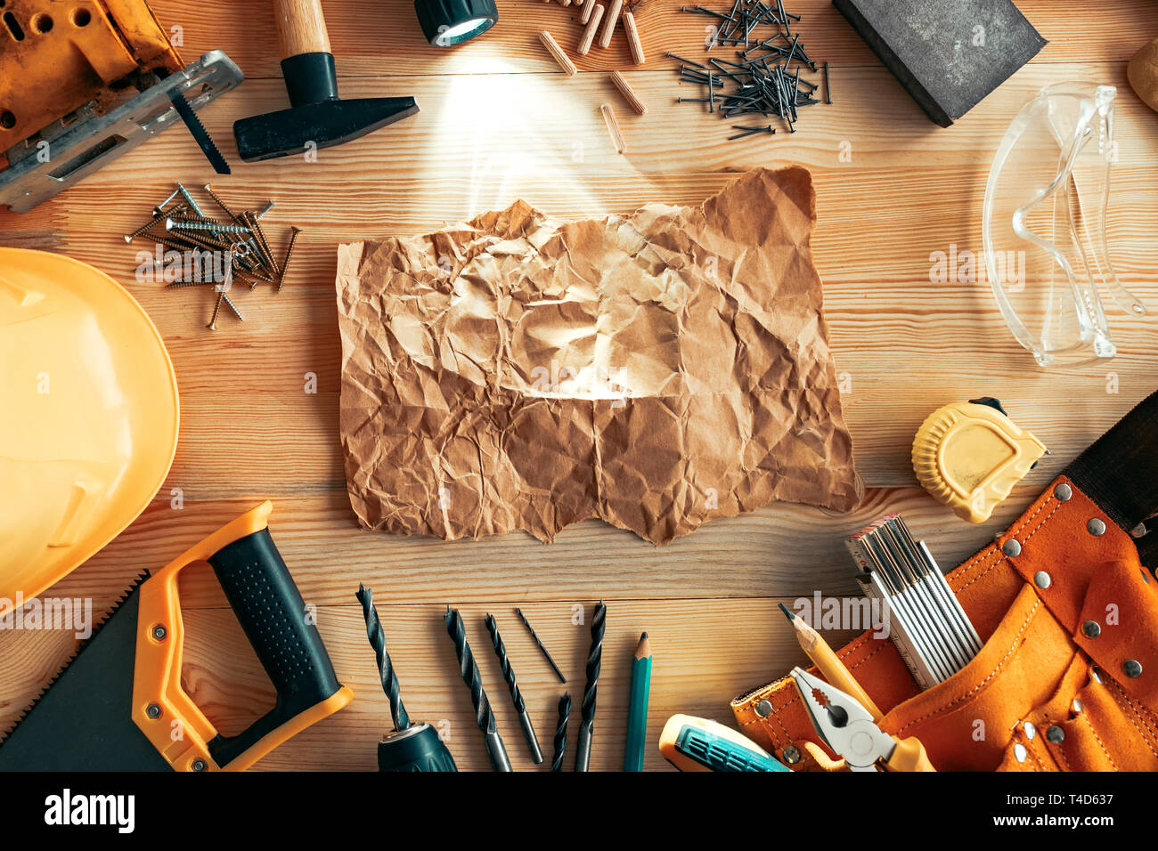 Zerknittertes Papier mock up auf Schreinerei Holzarbeiten Schreibtisch, Ansicht von oben Stockfoto