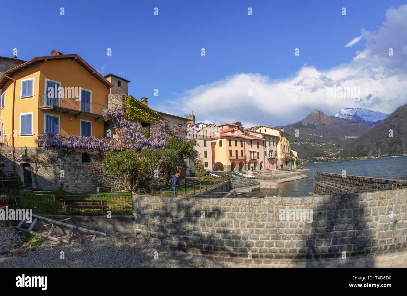 Rezzonico, ein befestigtes Dorf mit einem herrlichen Blick auf den Comer See. Lombardei, Italien. Stockfoto