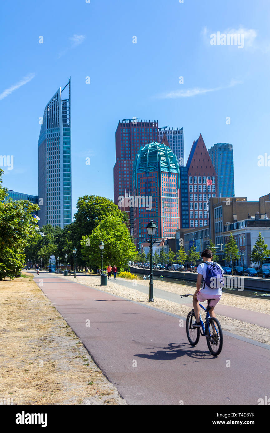 Den Haag, Niederlande - 12 Juli 2018: hohe Gebäude der Haager Skyline der Stadt an einem sonnigen Tag Stockfoto