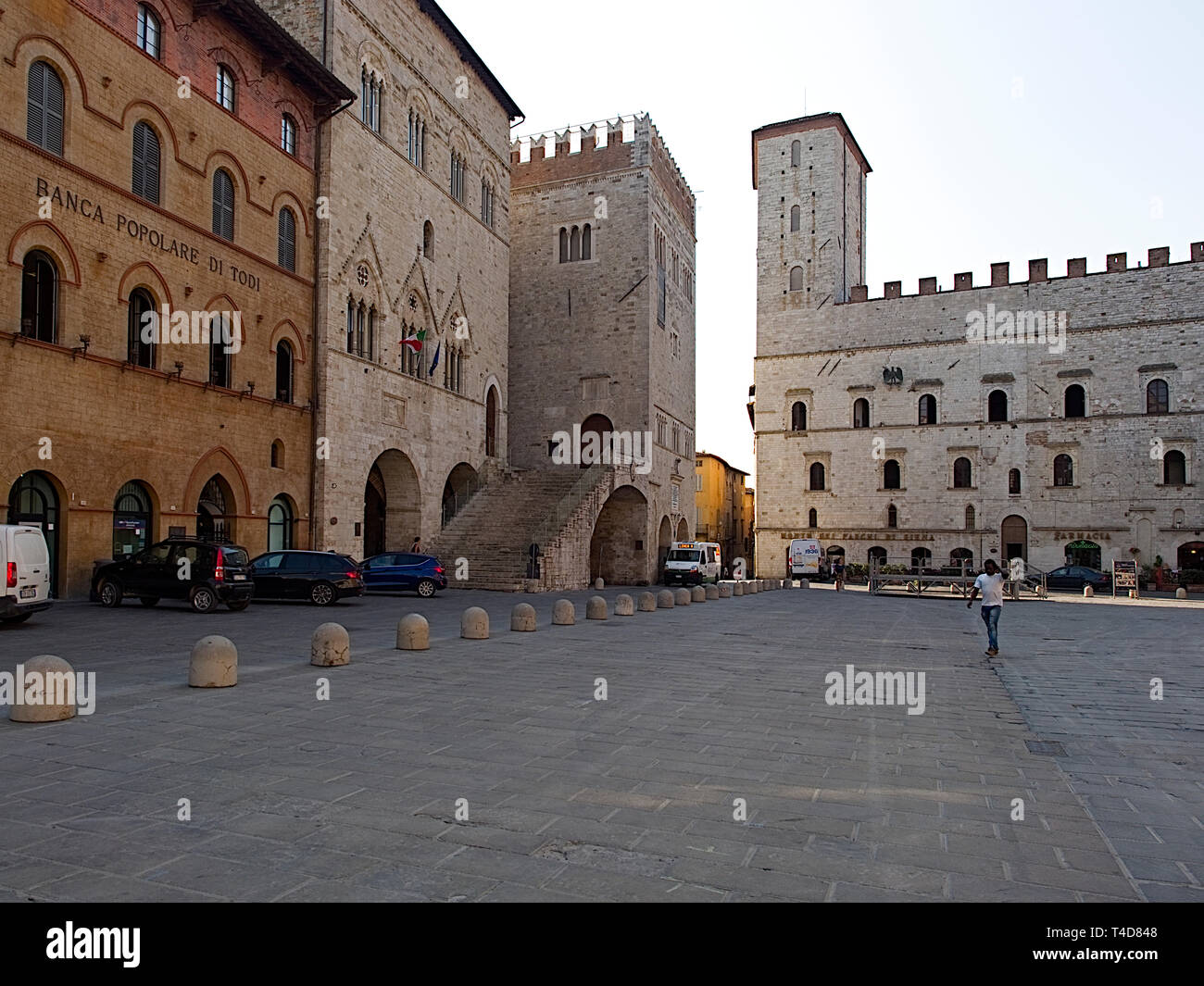 Todi Umbrien Italia Italien. Piazza del Popolo entfernt. Stadtbild von der Kathedrale über den mittelalterlichen Palästen 'Palazzo del Popolo", "Palazzo del Capitano' links Stockfoto