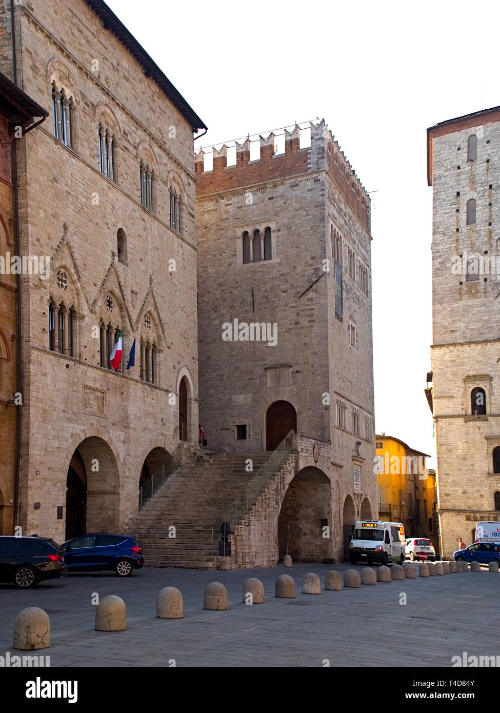 Todi Umbrien Italia Italien. Piazza del Popolo entfernt. Stadtbild von der Kathedrale über den mittelalterlichen Palästen 'Palazzo del Popolo' 1213, 'Palazzo del Capitano' Stockfoto