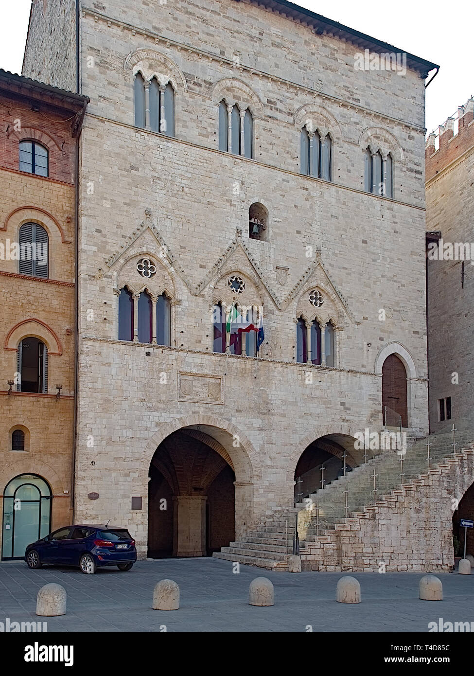 Todi Umbrien Itallia Italien. Palazzo del Popolo erbaut 1293 im gotischen Stil. Außenbereich von der Piazza del popolo Detail über die Fassade. Stockfoto