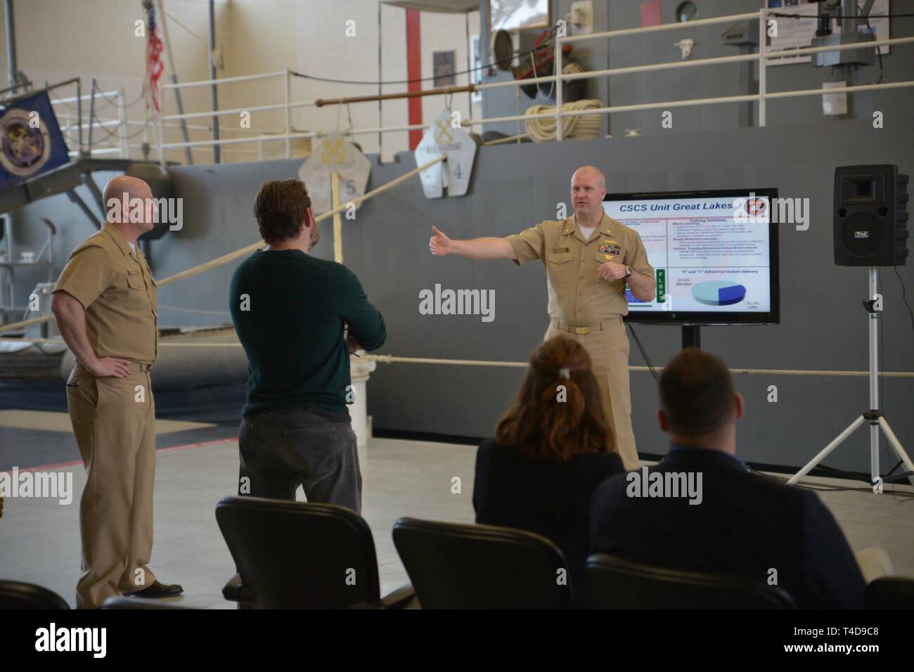 Region der Großen Seen, Kranke (20. März 2019) Lt.Cmdr. Markieren Hovan, Vorstand am Zentrum für Surface Combat Systems Einheit der Großen Seen gibt einen Überblick über den Befehl von Herrn Matt Lampert, militärische legislative Assistant sen Tammy Duckworth, was in das Basic Engineering gemeinsamen Kern Ventil Lab 20. März unterrichtet wird. Zweck dieses Besuchs war es, besser zu verstehen, wie die Marine schult seine Matrosen und Herausforderungen, die Sie mit Einrichtungen und Ressourcen. Stockfoto