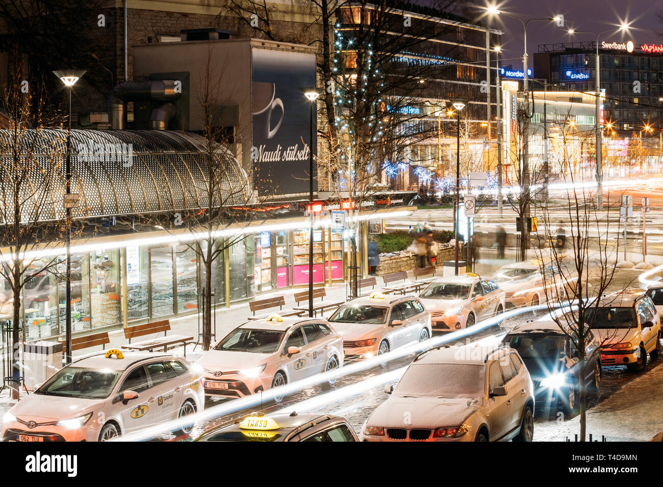 Tallinn, Estland - 3. Dezember 2016: Toyota Avensis Taxi Pkw Parkplätze in der Nähe von Viru Gates Eingang zum alten Teil der Stadt der estnischen Hauptstadt. Tulika Takso ist die Stockfoto