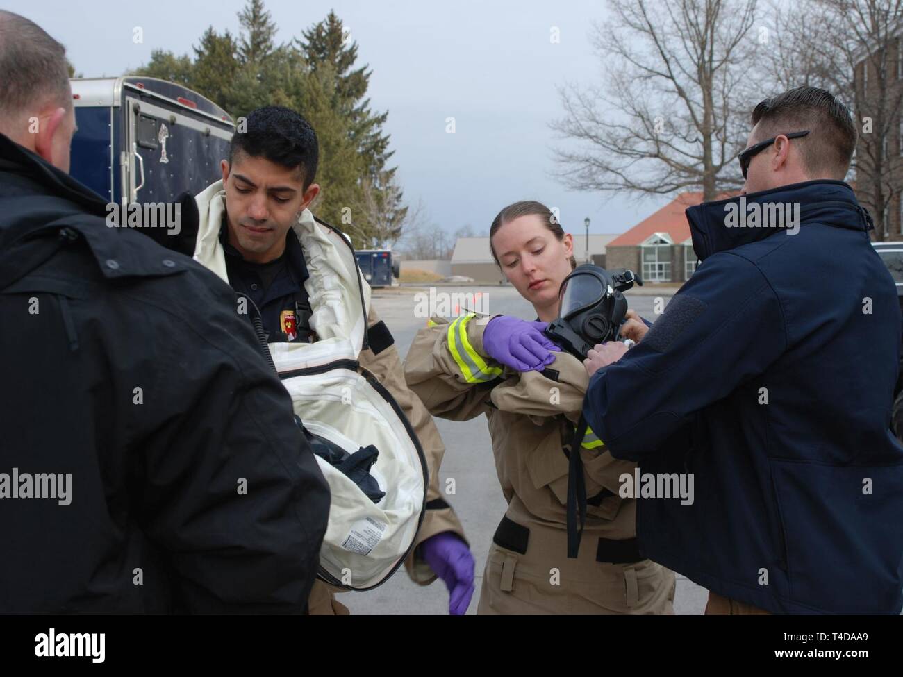 Ew York Army National Guard Staff Sgt. Sean Durst und Sgt. Madalena Noyes, beide Mitglieder der 24 zivilen Support Team, sind in ihrer Ausrüstung geholfen, wie sie sich vorbereiten, ein verdächtiges Fahrzeug während einer nuklearen, biologischen, chemischen, radiologischen Antwort Bohren am Hamilton College in Clinton, New York, am 21. März 2019 prüfen. Mitglieder der 2. und 24. Zivile der New Yorker Nationalgarde Support Team, 21 zivile Support Team der New Jersey der National Guard, der durchgeführten Übungen vom 18. März bis 21 am Hamilton College zusammen mit Mitgliedern des New York State Police, Hamilton College die öffentliche Sicherheit, die N Stockfoto