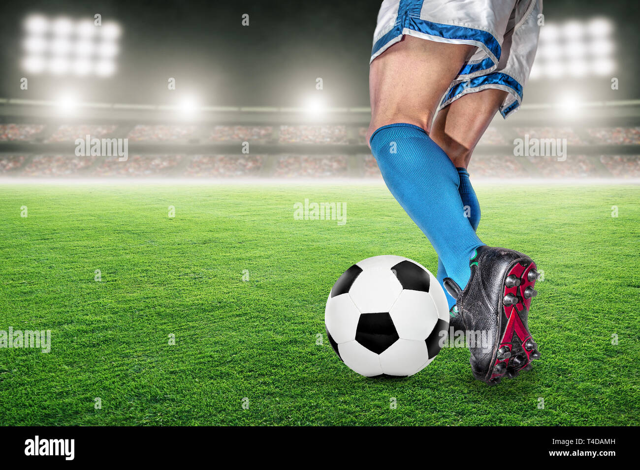 Fussball Spieler In Aktion Mit Fussball In Hell Outdoor Stadion Beleuchtet Fokus Auf Vorder Und Fussball Mit Einer Geringen Tiefenscharfe Auf Dem Hintergrund Einer Stockfotografie Alamy