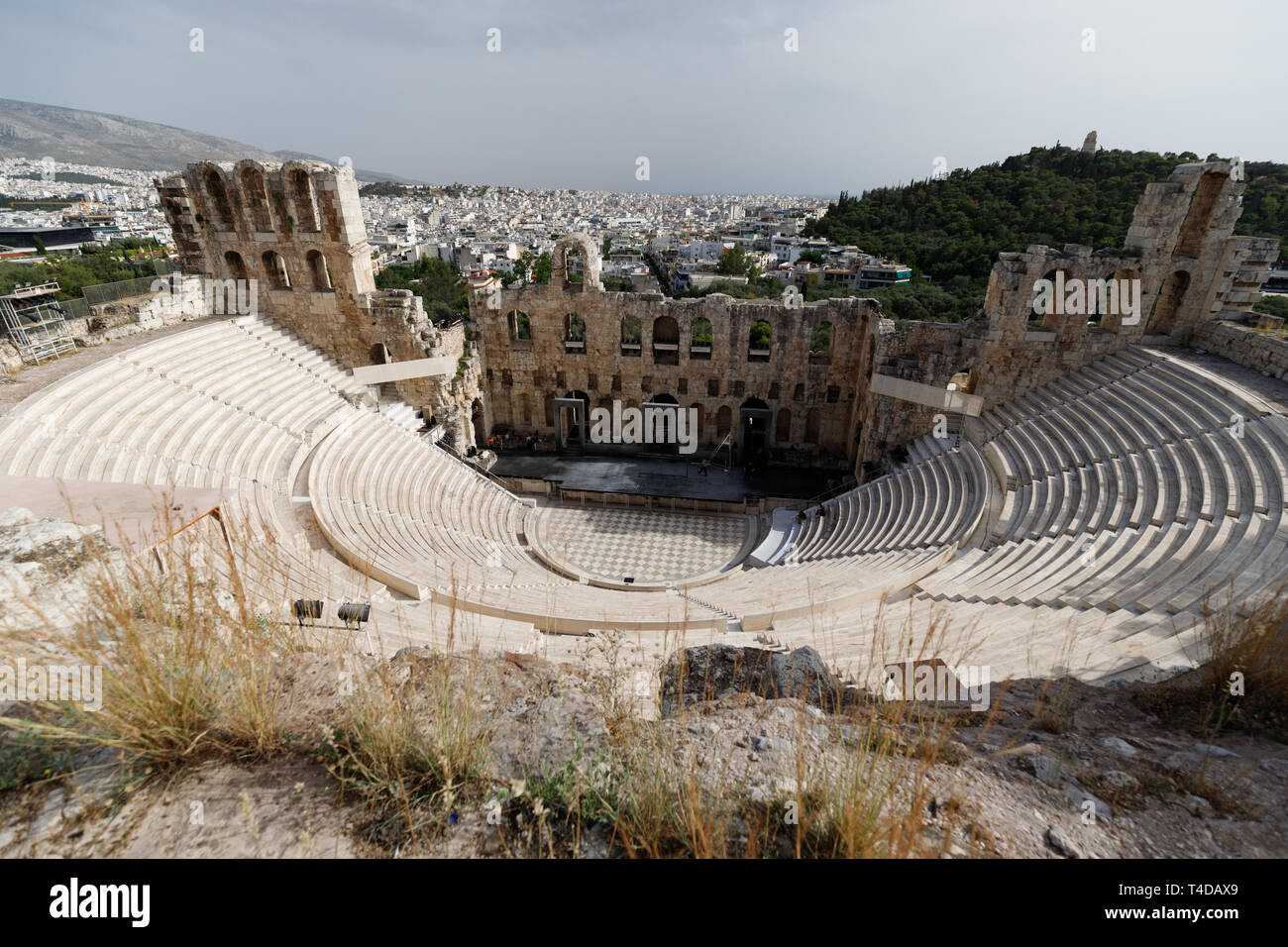 Blick in historische Odeon des Herodes Atticus in der Akropolis von Athen gelegen mit Aussicht auf die Stadt (Athen, Griechenland, Europa) Stockfoto