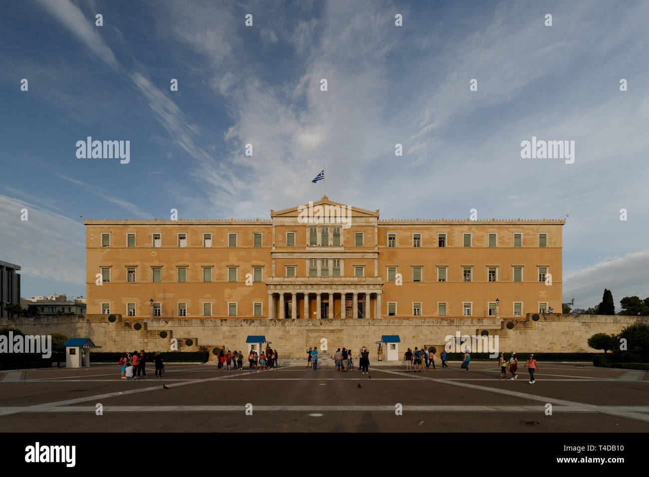 Die Athener Syntagma-Platz mit der Nationalen Griechischen Parlament Gebäude und seine Wachen (Athen, Griechenland, Europa) Stockfoto