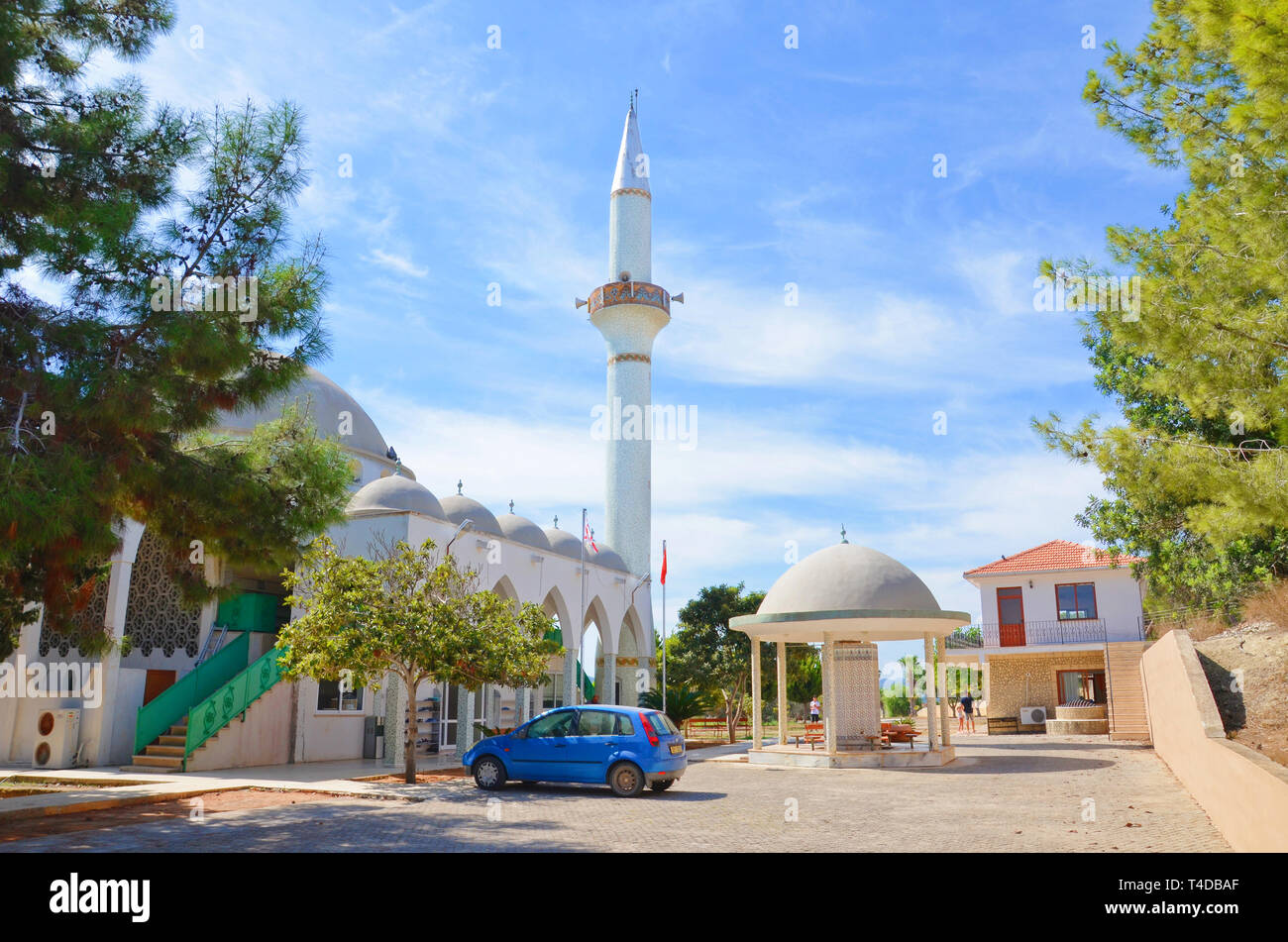 Wunderschönes Gebäude der islamischen Moschee an einem sonnigen Tag mit ein paar Touristen und angrenzenden Parkplatz genommen. Stockfoto