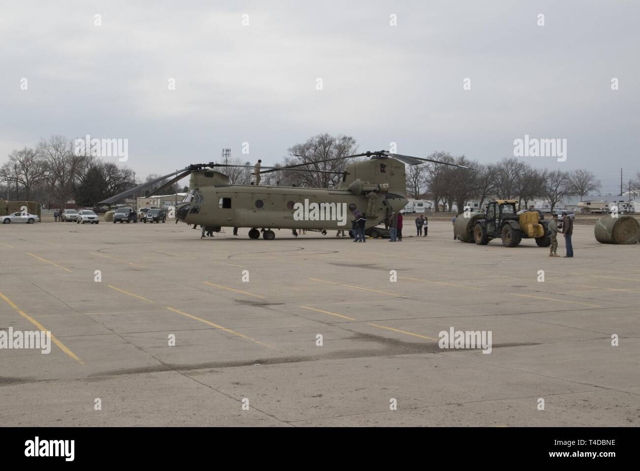 Nebraska Nationalgarde und Minnesota in der National Guard Soldaten arbeiten zusammen, um eine Heu drop Mission in Columbus, Nebraska, am 23. März 2019. Das Heu für die Tiere, dass die Landwirte nicht zu erhalten, weil eine Straße repariert werden muss. Stockfoto