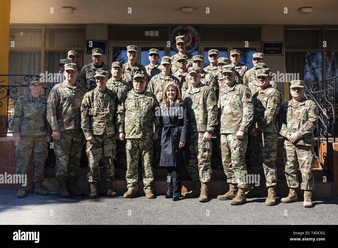Us-Senator, Marsha Blackburn (TN) steht mit USA und ukrainischen Führer bei ihrem Besuch in der yavoriv Combat Training Center, Ukraine, März 23. Stockfoto