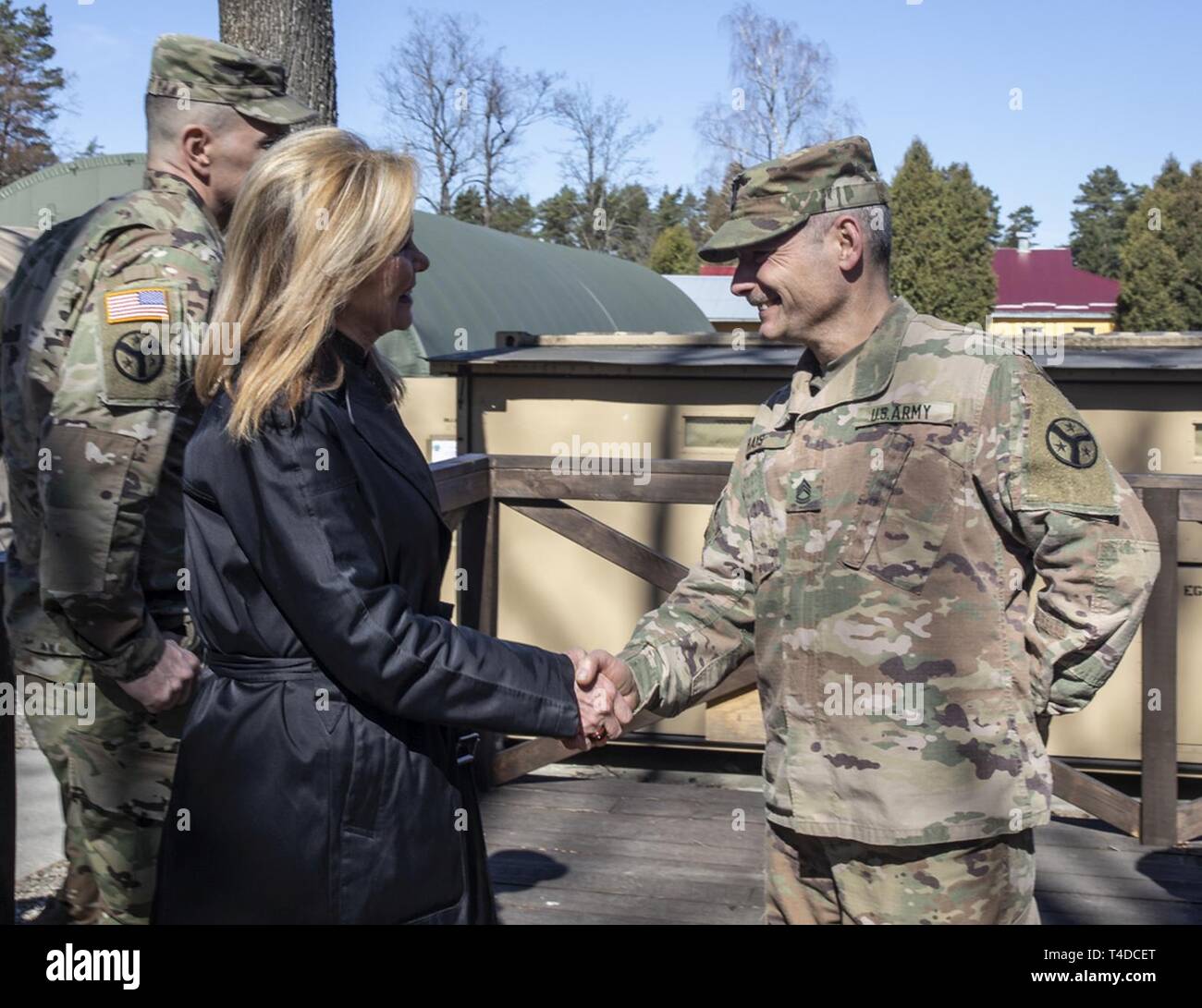 Us-Senator, Marsha Blackburn (links) begrüßt Tennessee nationale Scots Guards, Sgt. 1. Klasse Ritchie Hays bei ihrem Besuch in der yavoriv Combat Training Center, Ukraine, März 23. Stockfoto