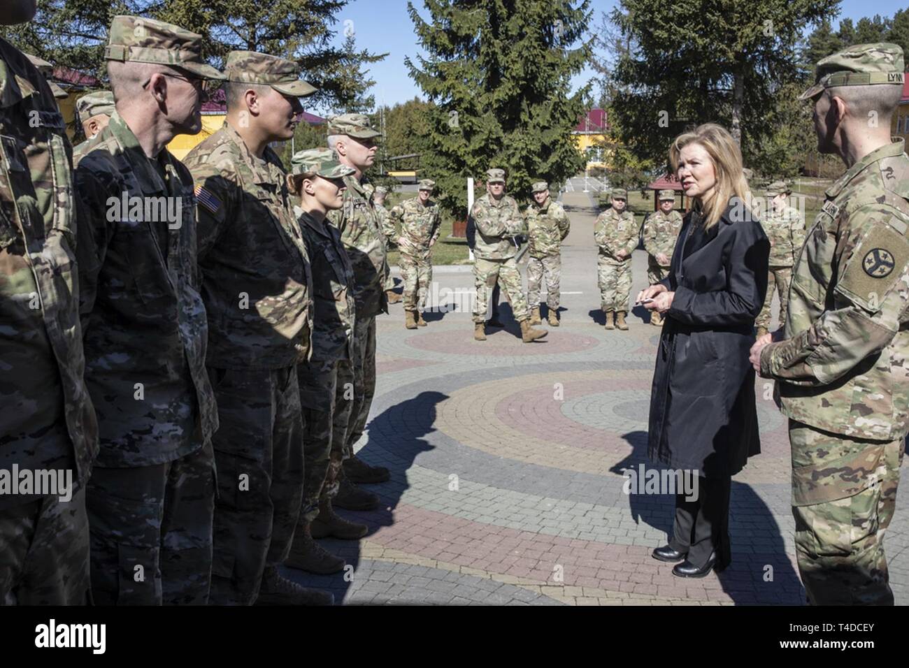 Us-Senator, Marsha Blackburn spricht mit Soldaten aus dem Tennessee Army National Guard bei ihrem Besuch in der yavoriv Combat Training Center, Ukraine, März 23. Stockfoto
