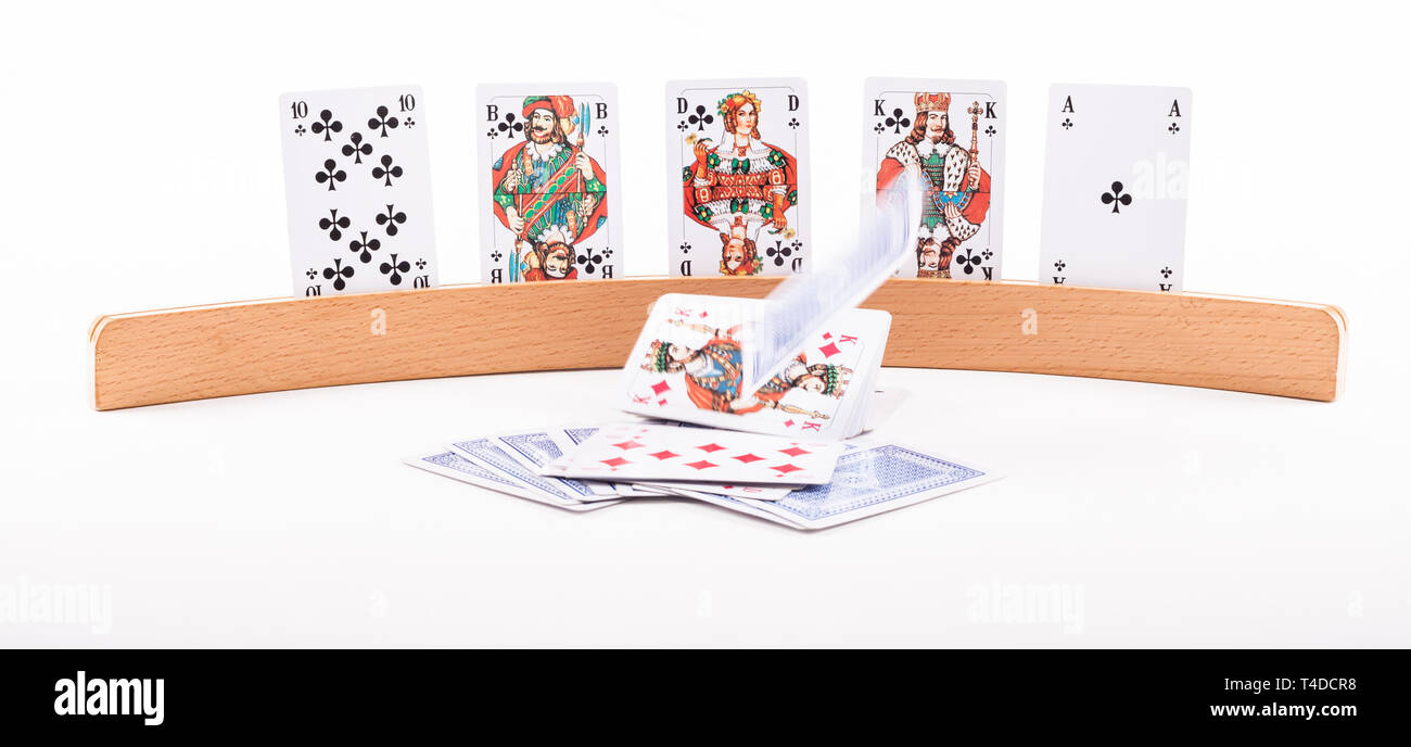 Playing Card Inhaber mit fallender Karten in den Vordergrund Stockfoto