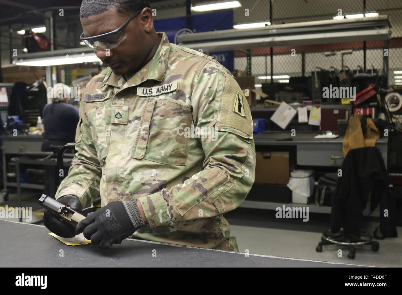 Pfc-Shamel Workman, Handfeuerwaffen und Artillerie Werkstatt aus Brooklyn, N.Y. und fast 70 andere Armee finden Soldaten der 316. sustainment Command (Auslandseinsätze), 237Th Support Wartung Unternehmen in Fort Totten, N.Y. mit Sitz, absolvierte eine einzigartige jährliche Schulung, die die Funktionen des Geräts während einer zweiwöchigen Training in Fort Benning, Georgia März 9-23 erhöht. Die Veranstaltung half auch die US Army Tank-Automotive und Rüstung Befehl Life Cycle Management Command, Flottenmanagement Expansion erhöhen Ihre Ausrüstung bereit. Die 237Th SMC mit unzähligen militärischen occupat Stockfoto