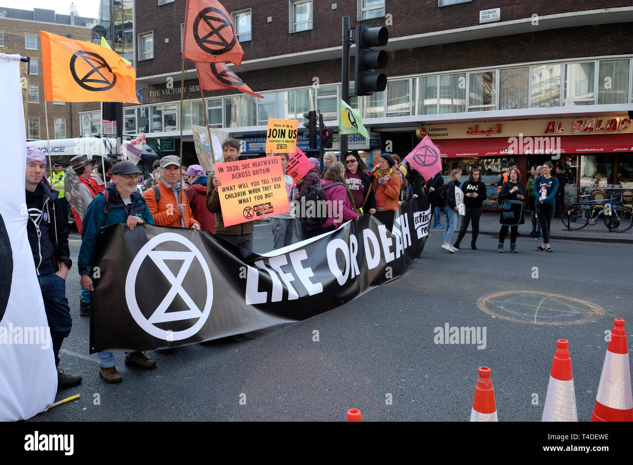 Aussterben rebellion Klima Demonstranten blockieren Egdware Straße im Zentrum von London. Stockfoto