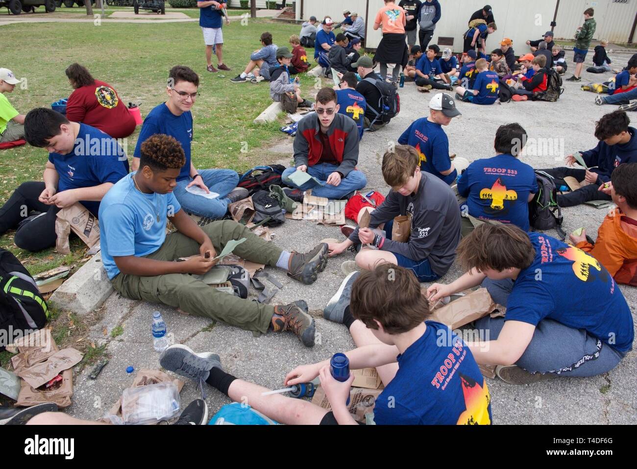 Pfadfinder von Troop 533 Essen MREs an der 1.Kavallerie Division Museum in Fort Hood, Texas, bei ihrem Besuch in der Installation am 23. März 2019. Der 61 Quartiermeister Bataillon hosted 61 Pfadfinder in Troop 533 von Cypress, Texas, das Wochenende in Fort Hood, Texas verbrachte Zeit mit Soldaten zu verbringen und erleben, was sie tun. Stockfoto