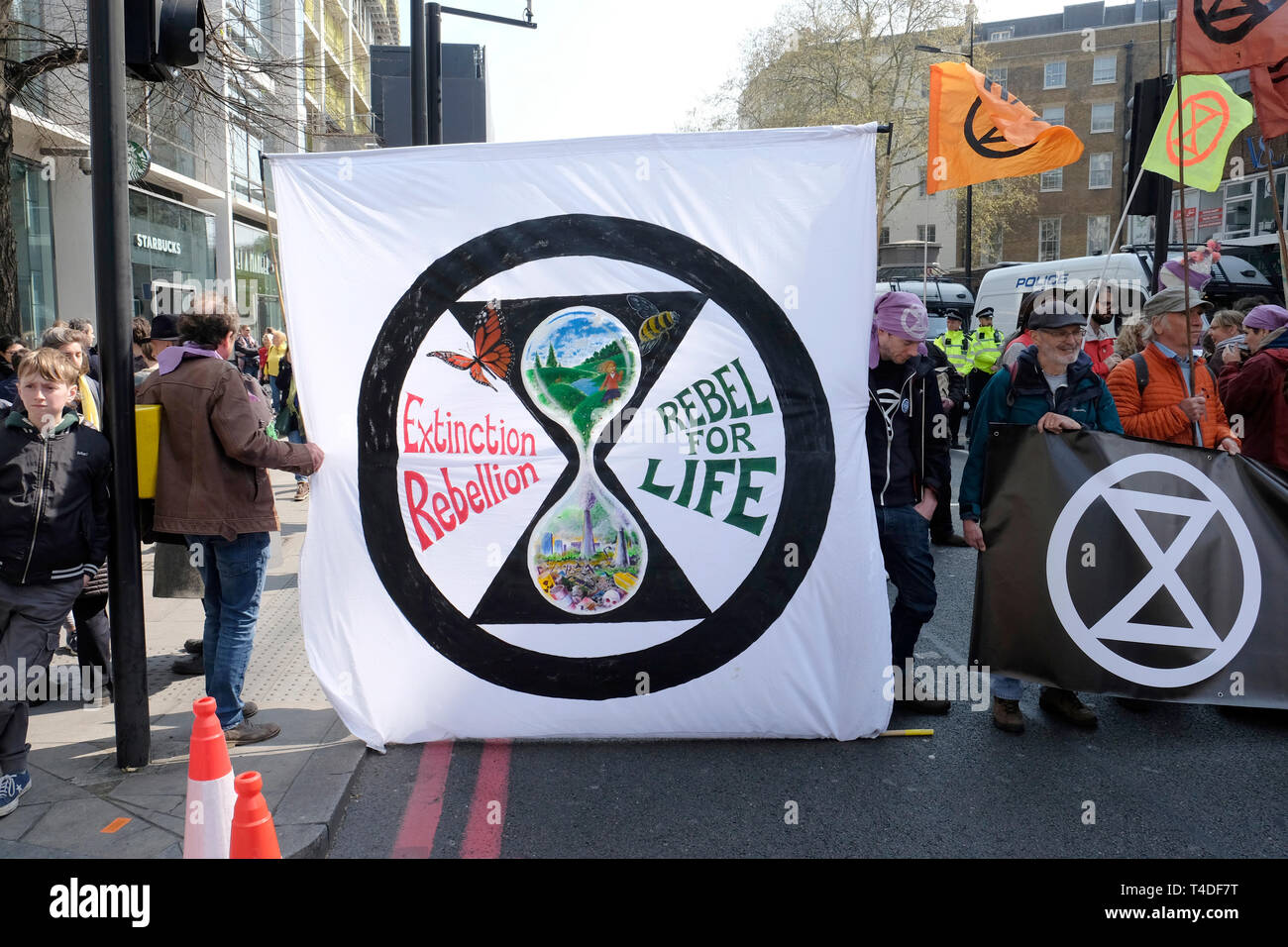 Aussterben rebellion Klima Demonstranten blockieren Egdware Straße im Zentrum von London. Stockfoto